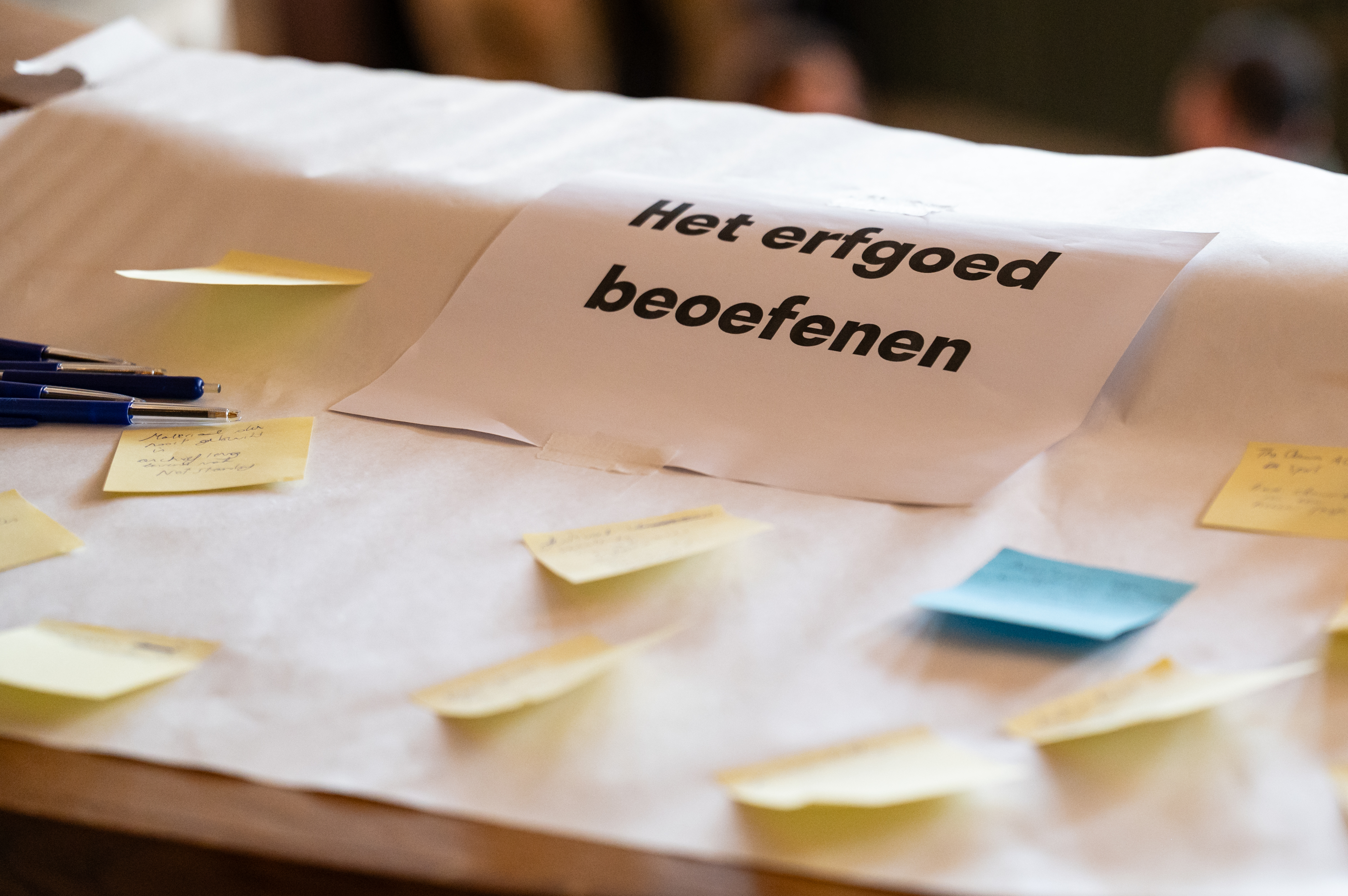 Papier met de tekst "Het erfgoed beoefenen" en post-its
