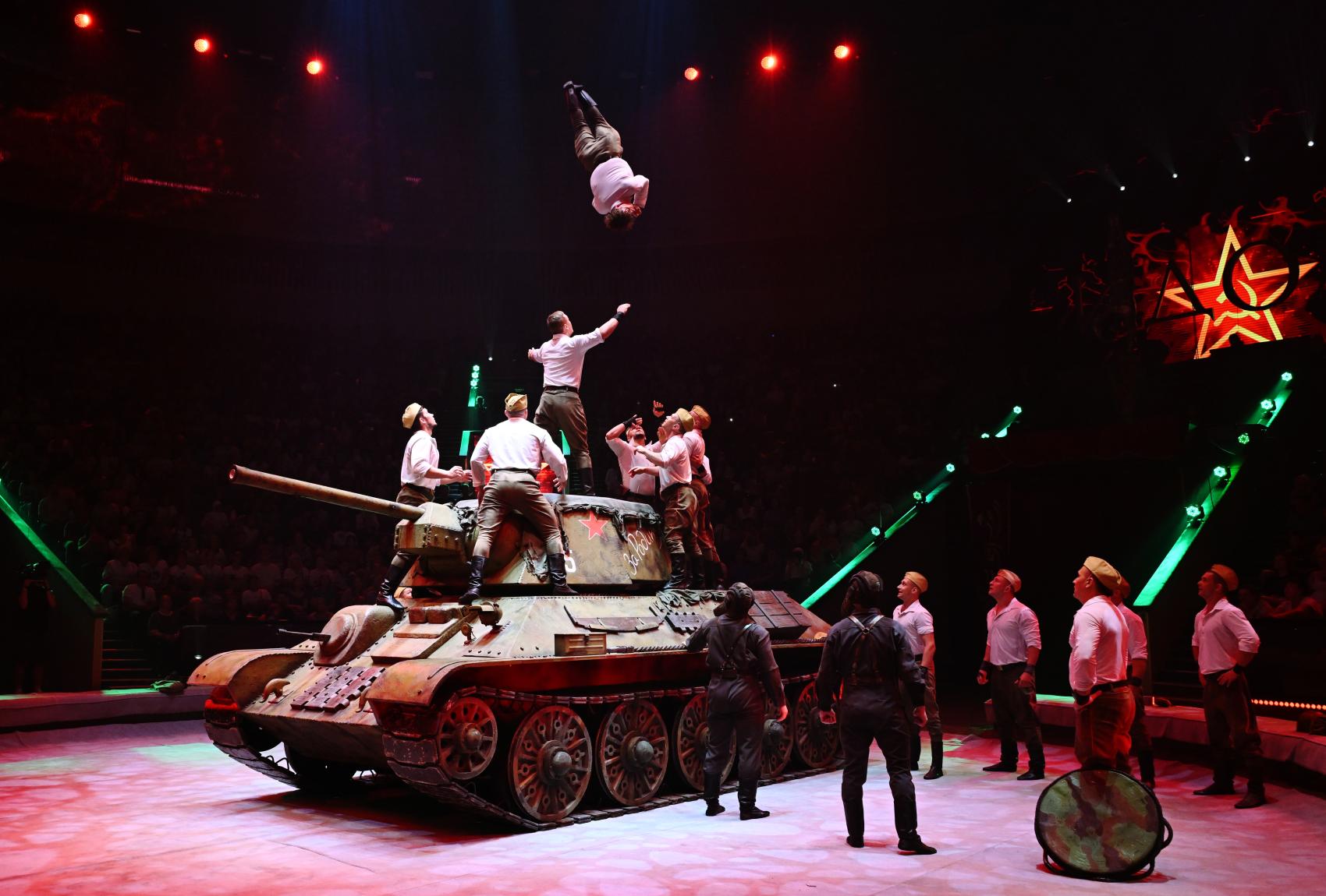 (c) Ekaterina Chesnokova, Ria Novosti, Belga. Acrobaten-voltigeurs op een tank, onder leiding van Oleg Kozakov tijdens ‘Idol-2025’, Moskou