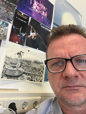 © Karoly Gaspar, selfie aan bureau in Fontys, Tilburg