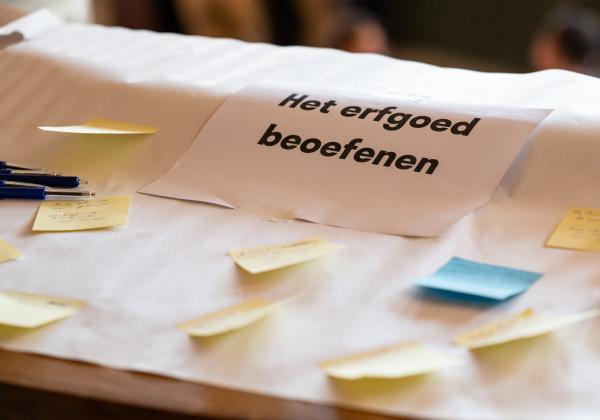 Papier met de tekst "Het erfgoed beoefenen" en post-its